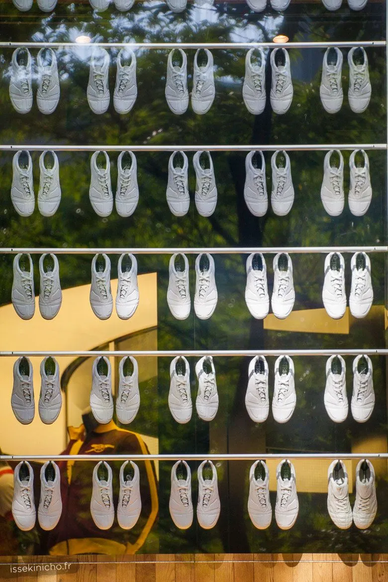 Vitrine de magasin de chaussures insolite à Tokyo au Japon