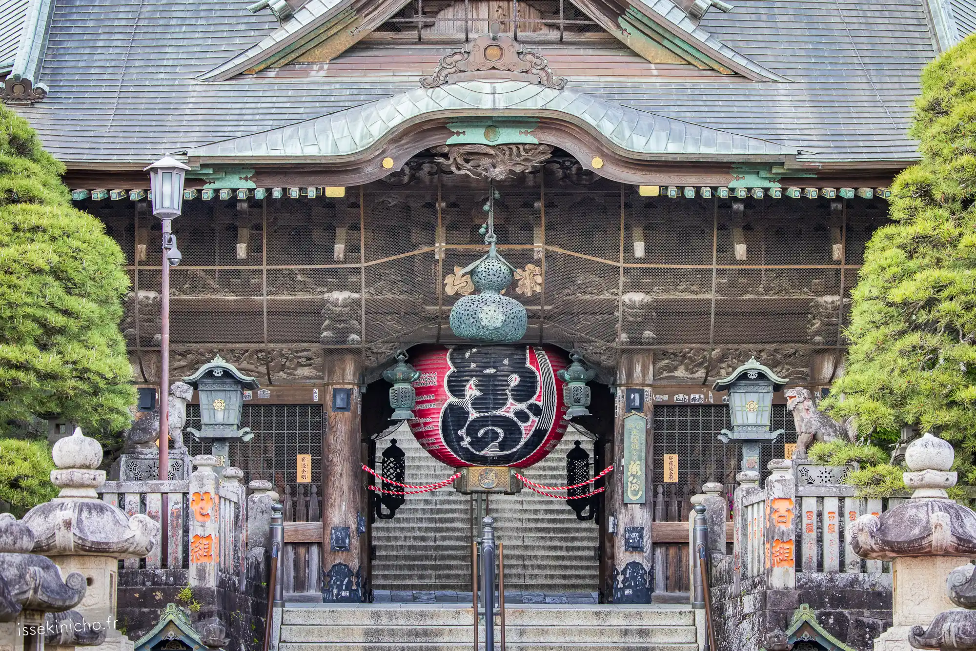 Temple de Narita avec une grande lanterne comme celle du temlpe Sensoji d'Asakusa