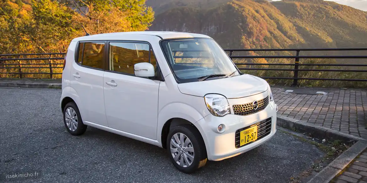 Voiture de location au Japon en automne à Nikko