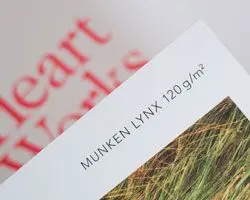 Artic Paper, et plus particulièrement sa gamme de papier Munken, nous a tapé dans l'œil. Les échantillons, une fois en main, nous ont bluffé. Ces papiers non couchés ont un touché très agréable et un rendu d'image très typé qui donne du caractère au livre. Des papiers tout à fait adapté pour du beau livre sur le Japon. Cette qualité a bien sûr un prix, mais nous pensons qu'elle en vaut la peine. Nous sommes plus qu'enthousiastes et impatients de voir nos prochains titres imprimés sur ces papiers de haute qualité !