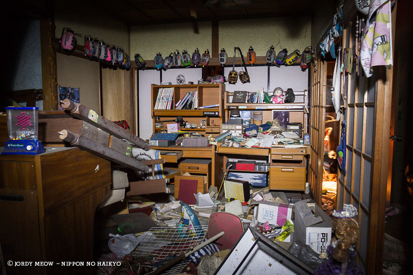 nippon no haikyo, beau livre japon, lieux abandonnés, lieu abandonné, urbex, maison, kimono