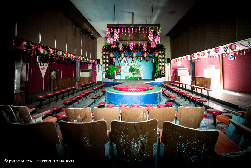 nippon no haikyo, beau livre japon, lieux abandonnés, lieu abandonné, urbex, club de strip tease, bar